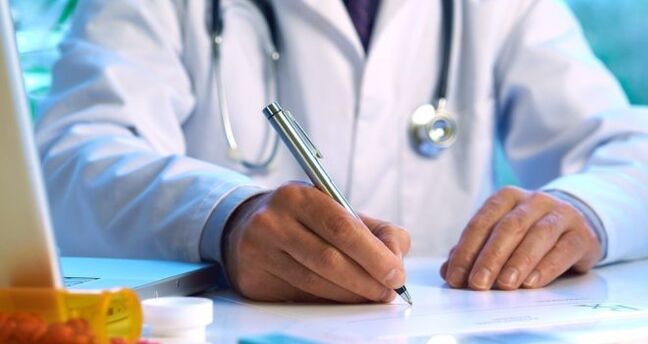 Ο γιατρός συνταγογραφεί θεραπεία για έναν ασθενή με παράσιτα κάτω από το δέρμα